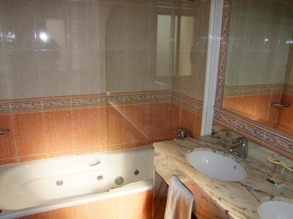 Hotel Montearagon Huesca Eksteriør bilde
